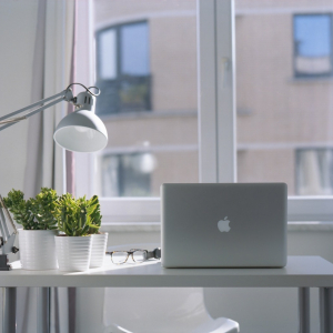 Lavoro alla scrivania: come organizzarla per renderla elegante e salutare