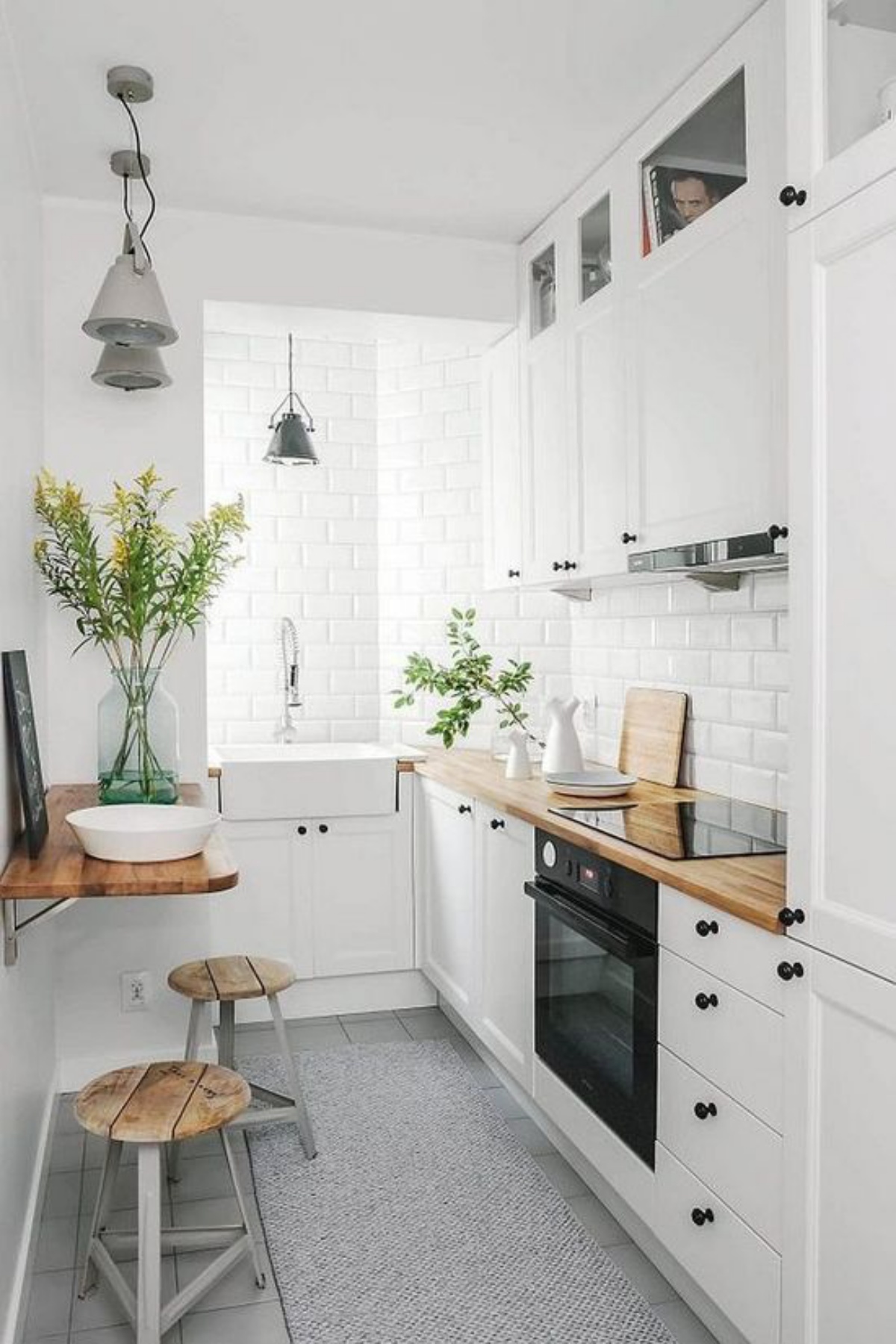 mobili bianchi in cucina piastrelle rettangolari vintage