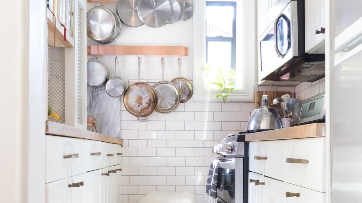 piastrelle bianche in cucina pentole appese al muro cucine piccole e strette
