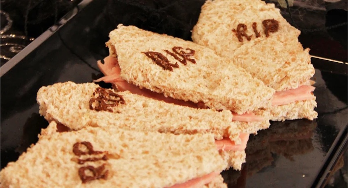 sandwich a forma di bara scritta rip