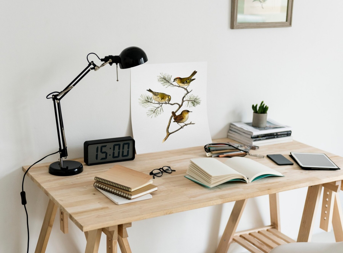 scrivania con lampada da tavolo