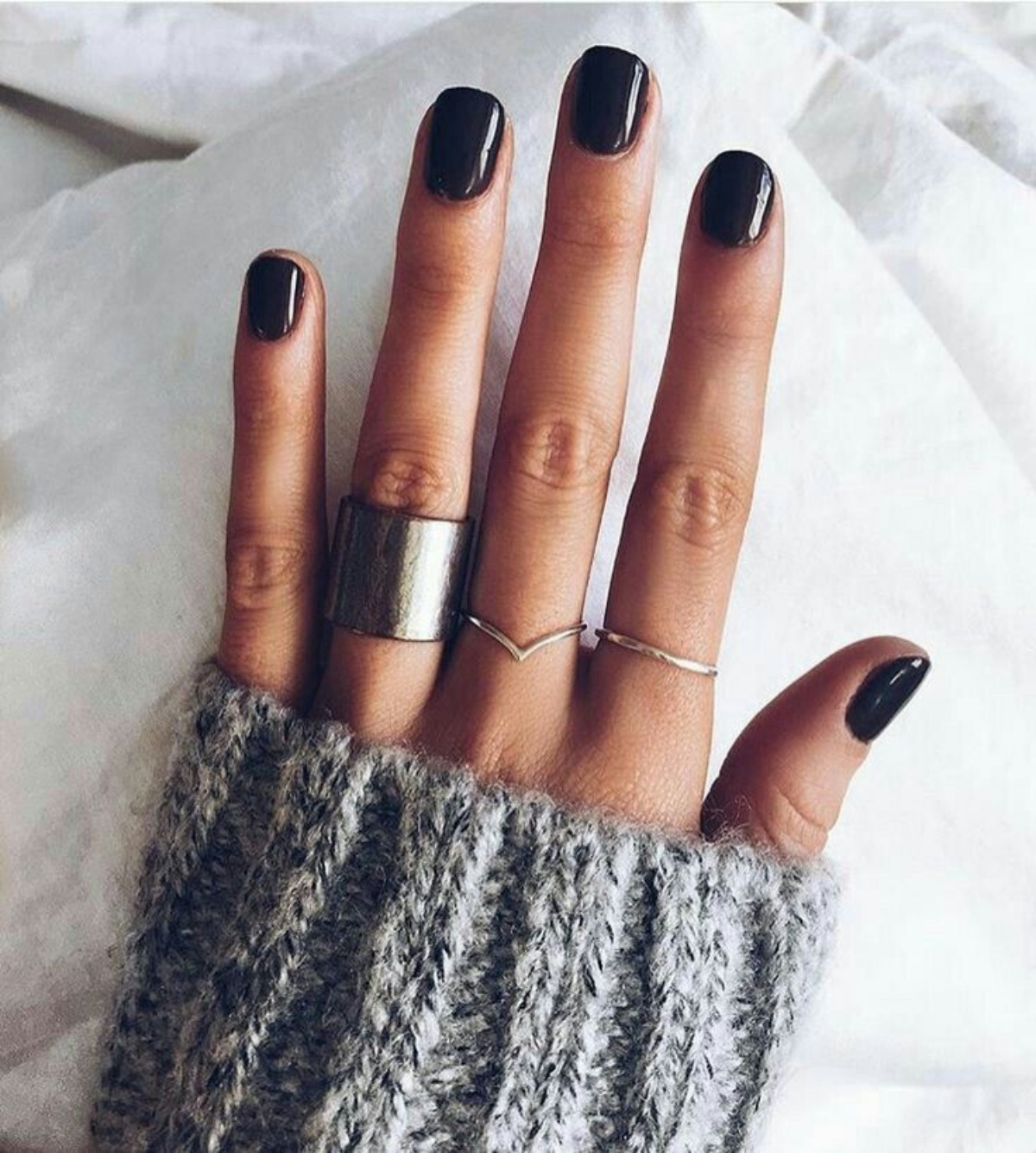 smalto nero su unghie corte mani con anelli