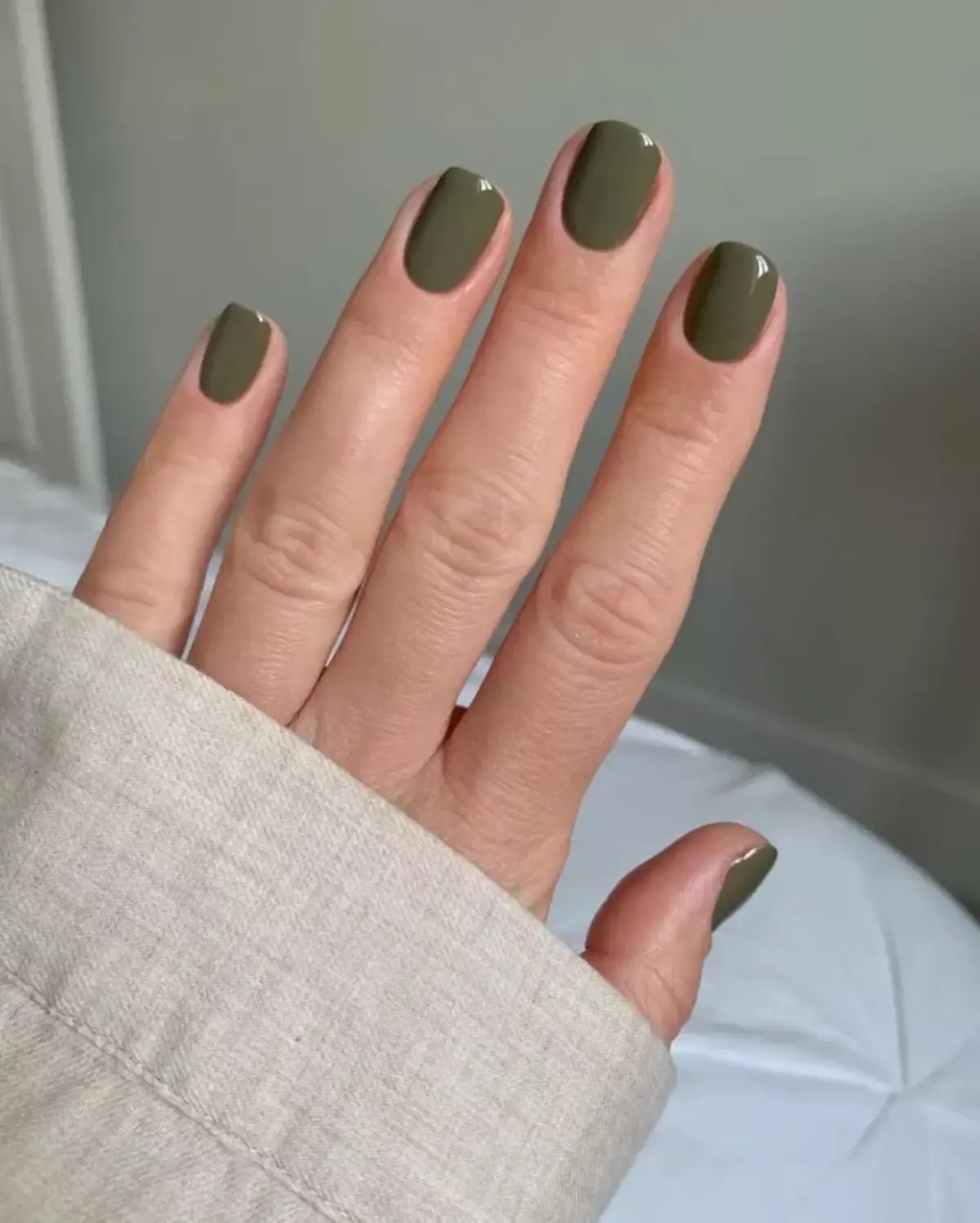 smalto verde oliva unghie corte ovali