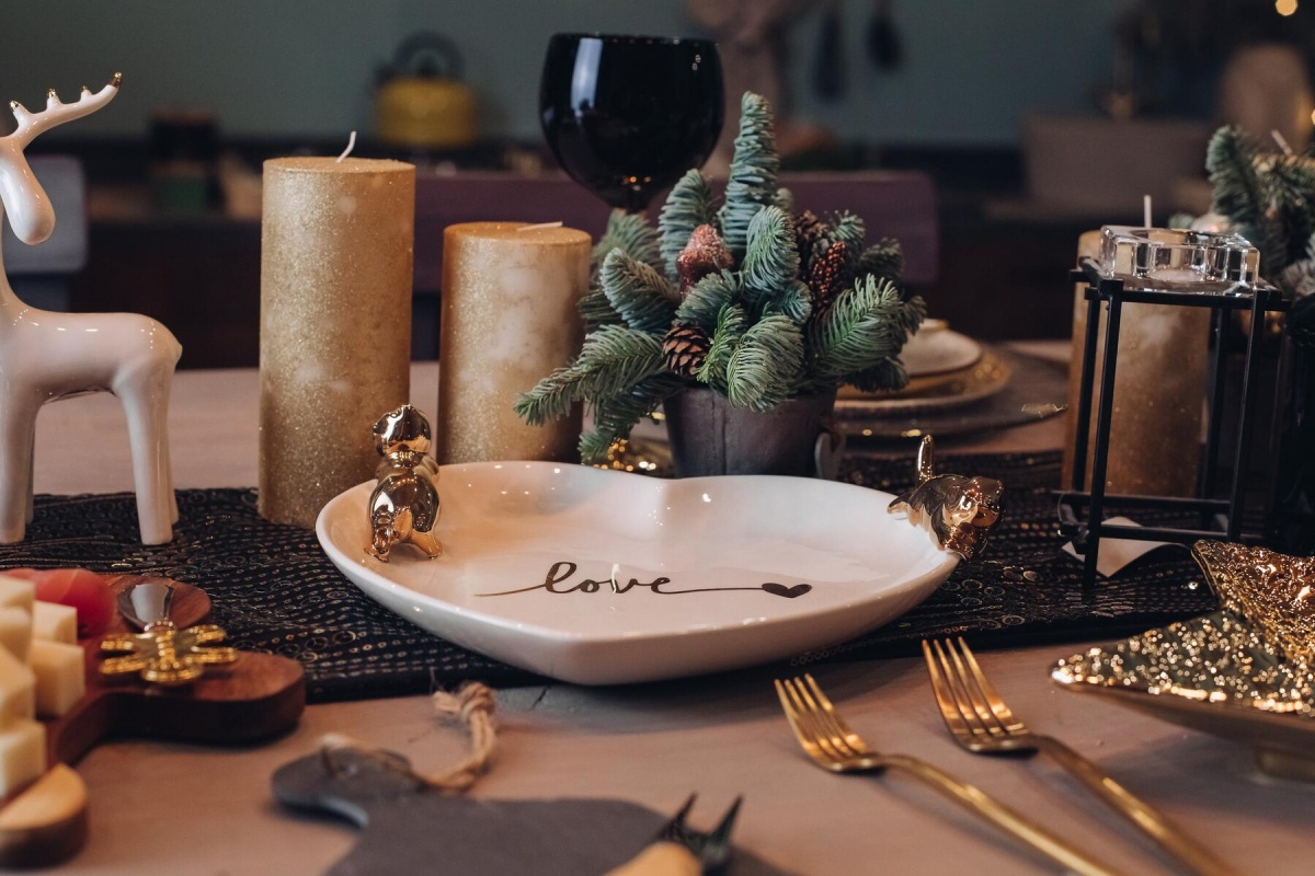 tavola natalizie con piatti e decorazioni