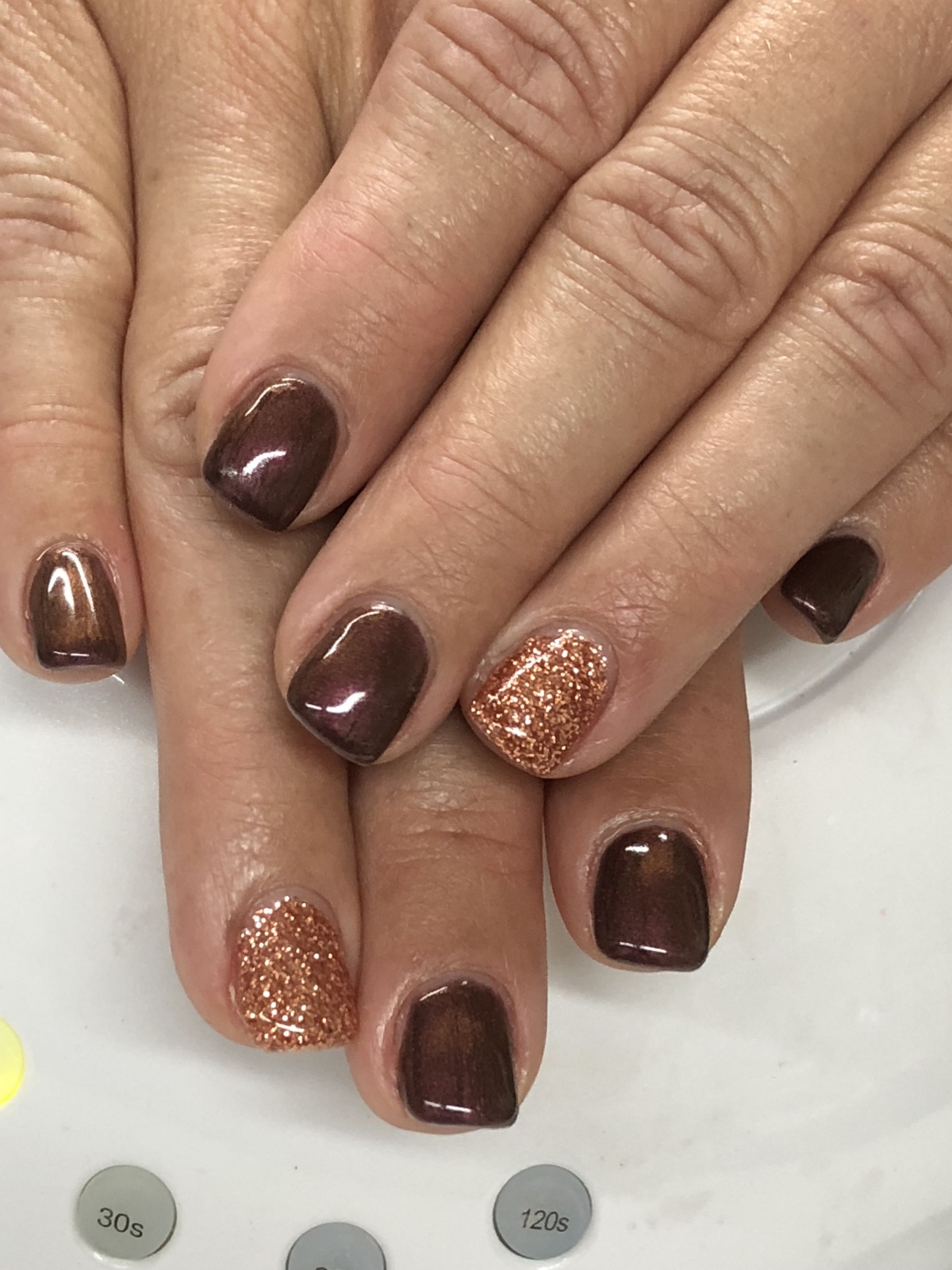 unghie color cannella manicure corta con smalto glitter