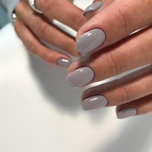 Unghie con smalto grigio: la manicure sobria ed elegante dell’autunno 2023!