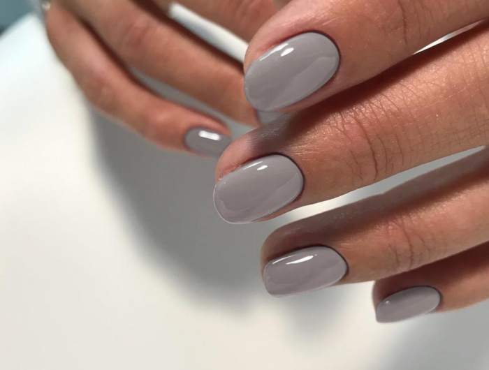 Unghie con smalto grigio: la manicure sobria ed elegante dell’autunno 2023!