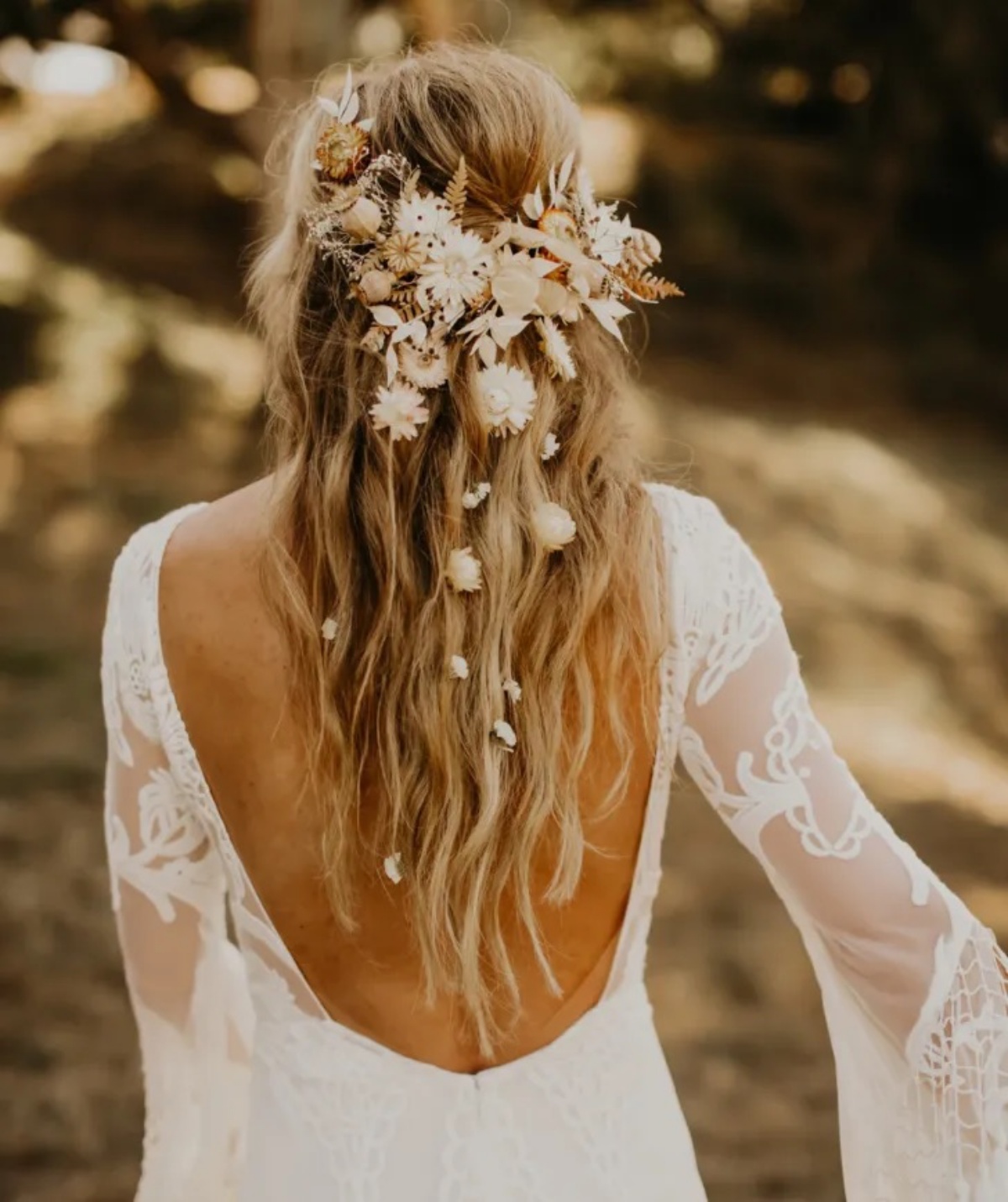 acconciatura semiraccolto con boccoli da sposa corona floreale per capelli