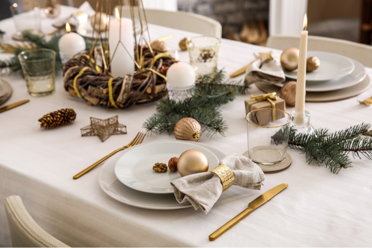 addobbi per tavola natalizi palline candele decorazioni con rami secchi