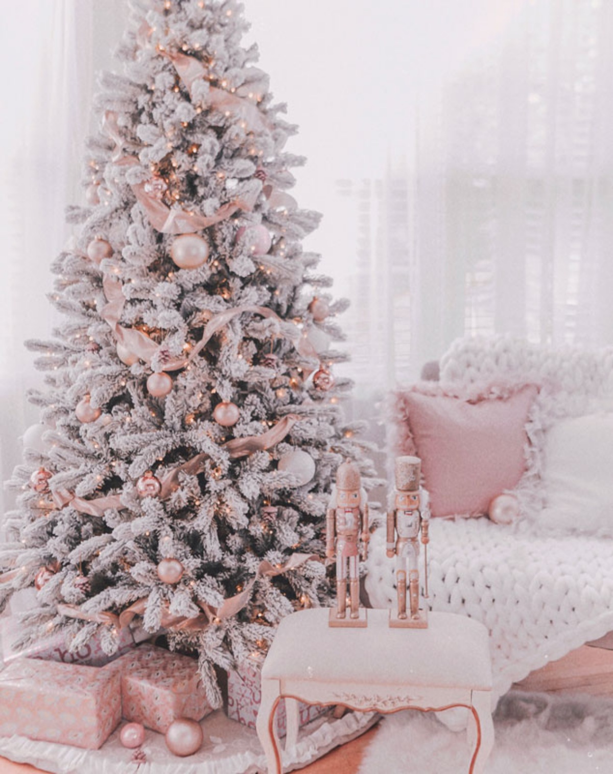 albero bianco e rosa per natale decorazioni natalizie