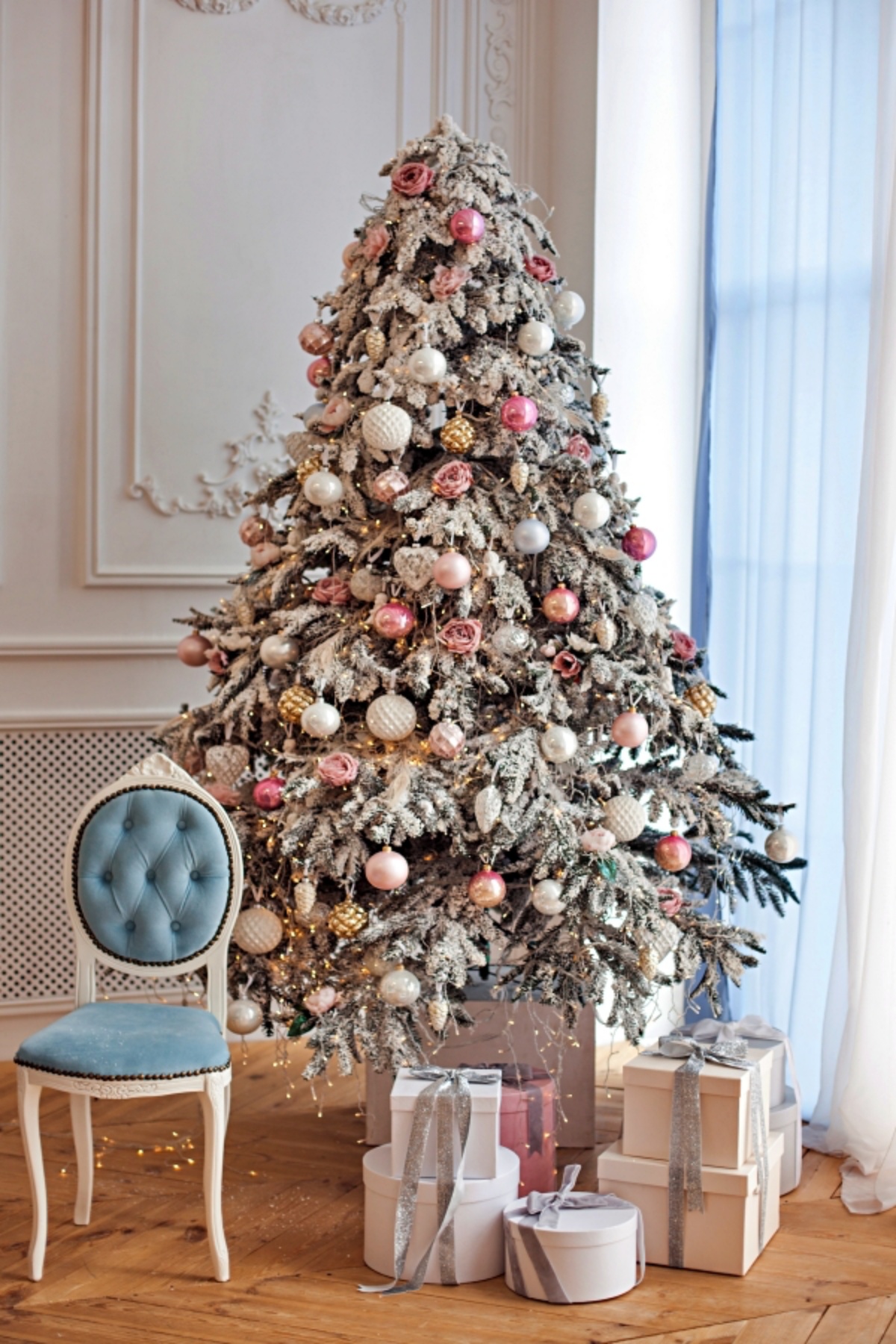 albero decorato con palline colorate pacchi regalo