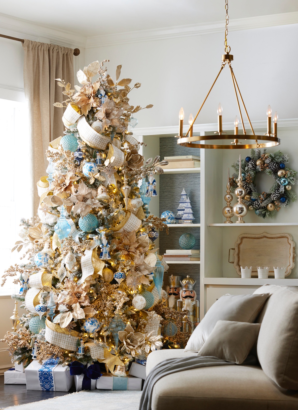 albero di di natale addobbato in oro ghirlande palline natalizie