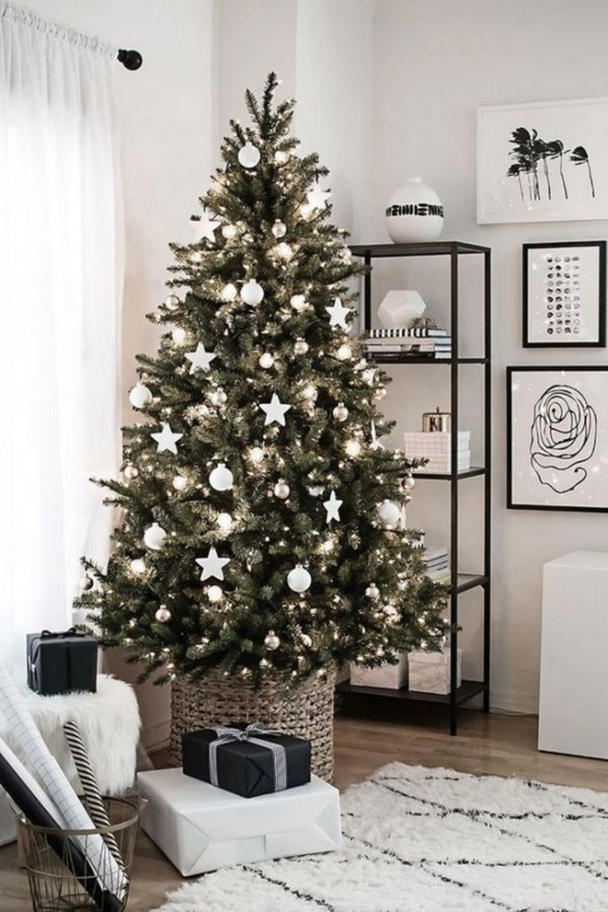 albero di natale addobbato con ornamenti di colore bianco