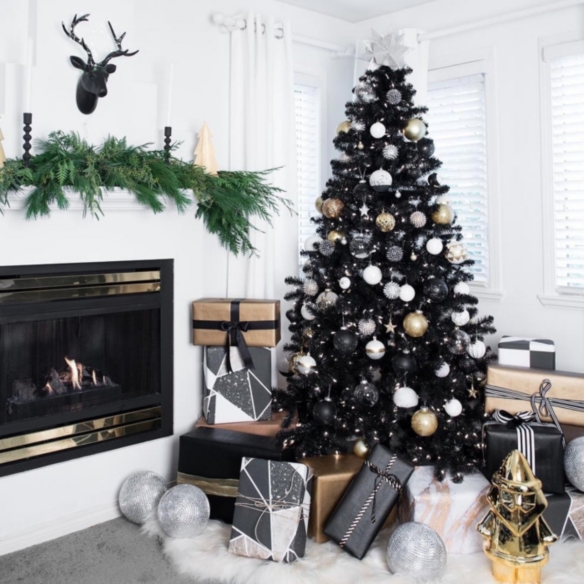 albero natalizio con pacchi regalo black and white natale