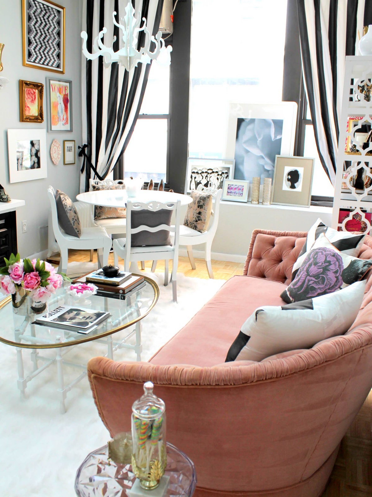 arredamento eclettico in soggiorno con divano rosa in velluto