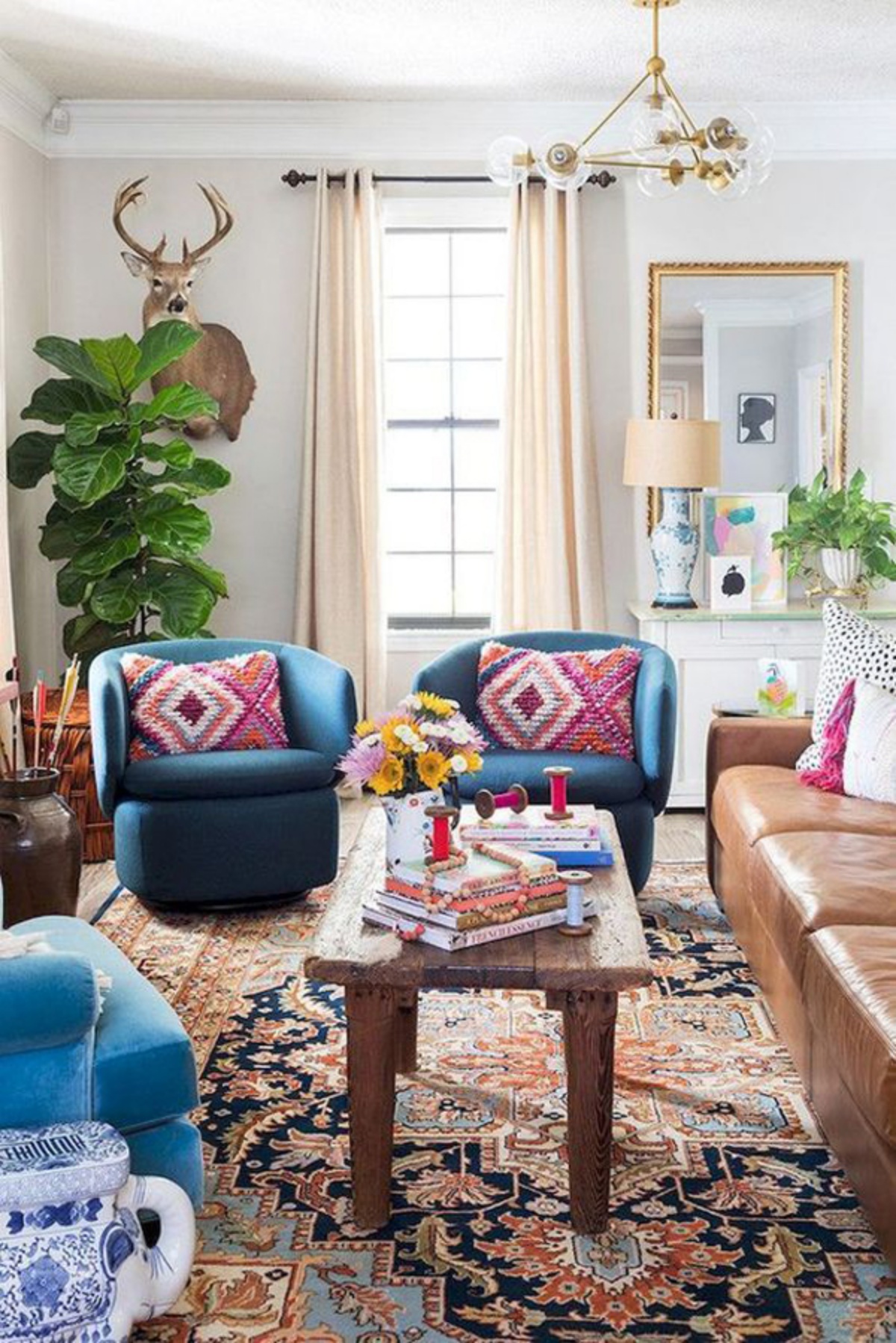 arredamento eclettico in soggiorno divano in pelle marrone cuscini colorati