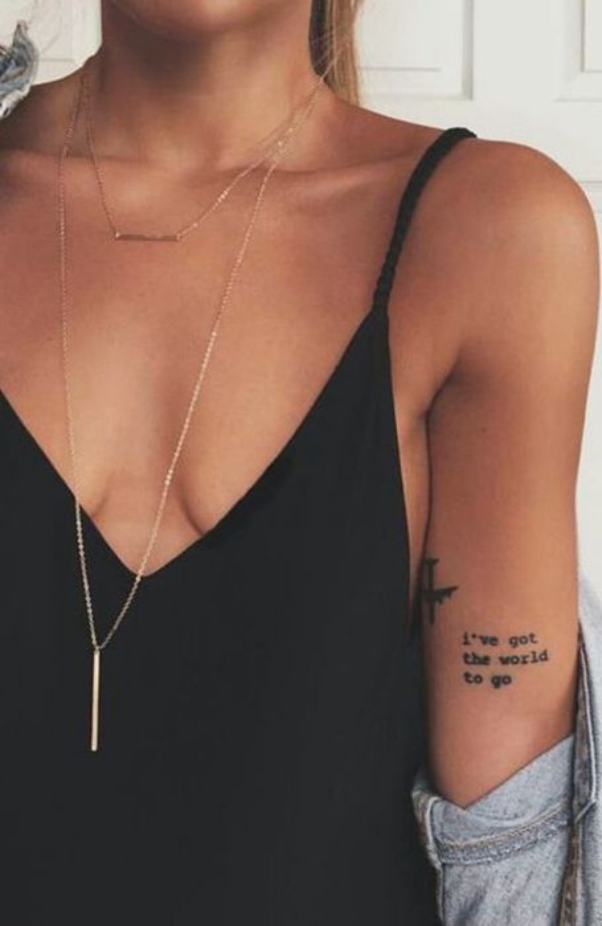 braccio donna con tatuaggio con scritta