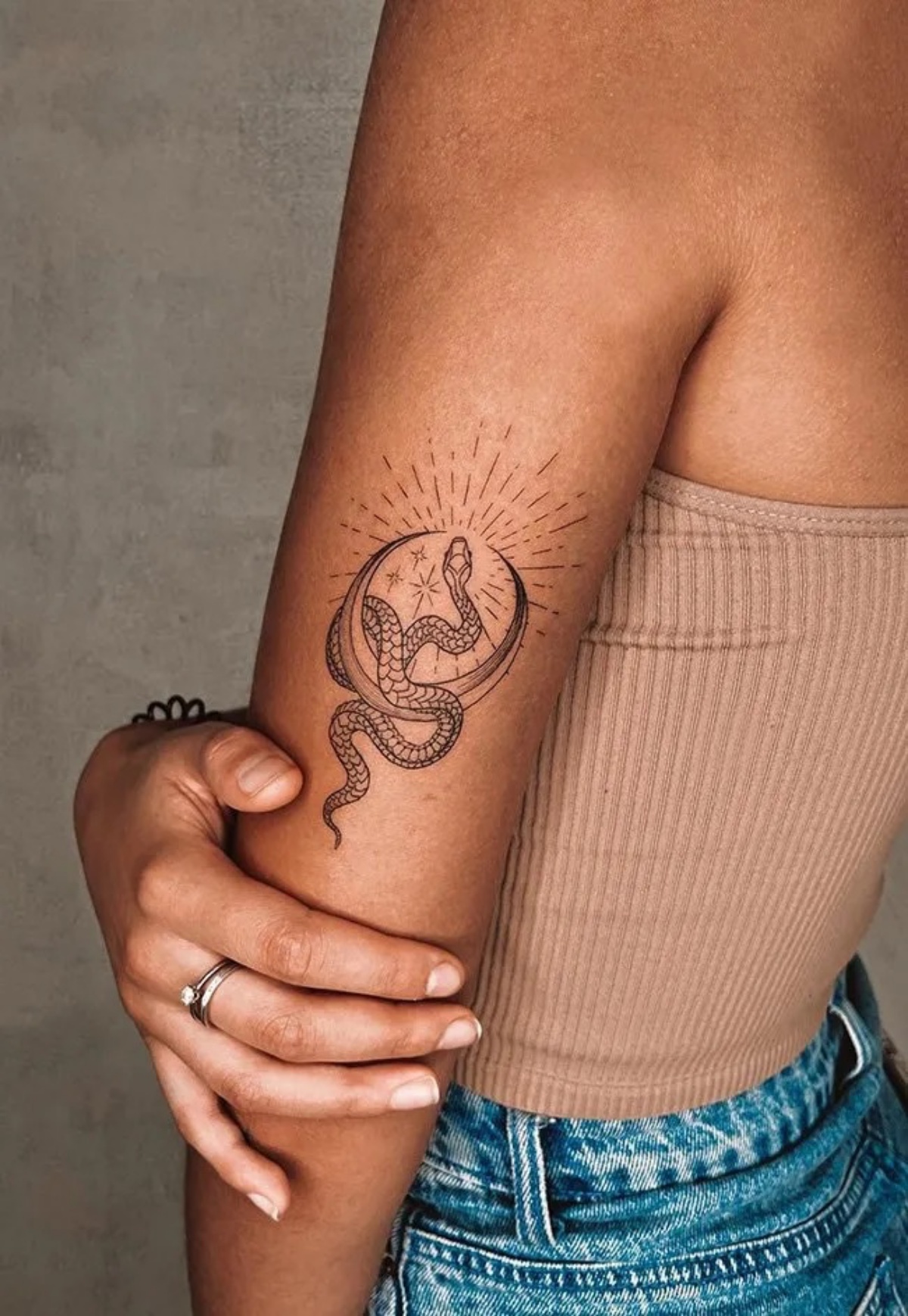 braccio donna disegno serpente disegno piccolo