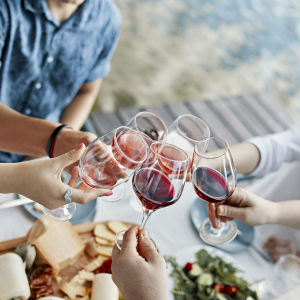 Come togliere le macchie di vino da tessuti, stoviglie e denti