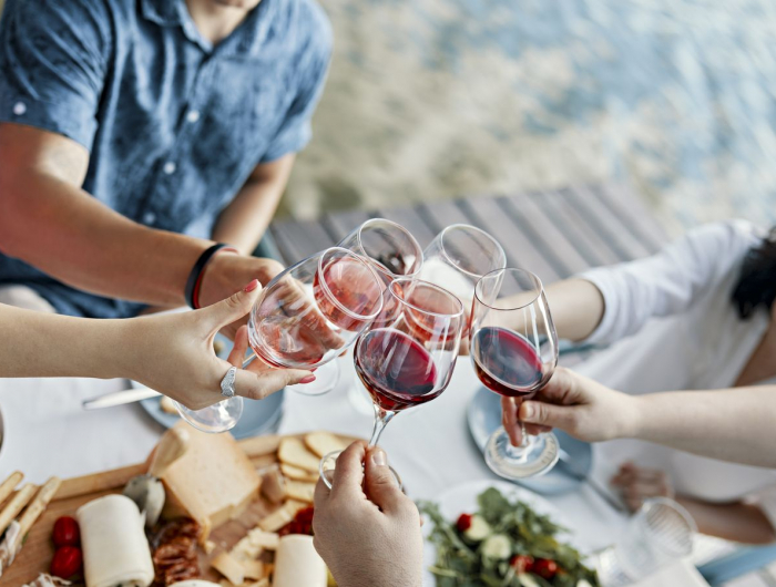 Come togliere le macchie di vino da tessuti, stoviglie e denti