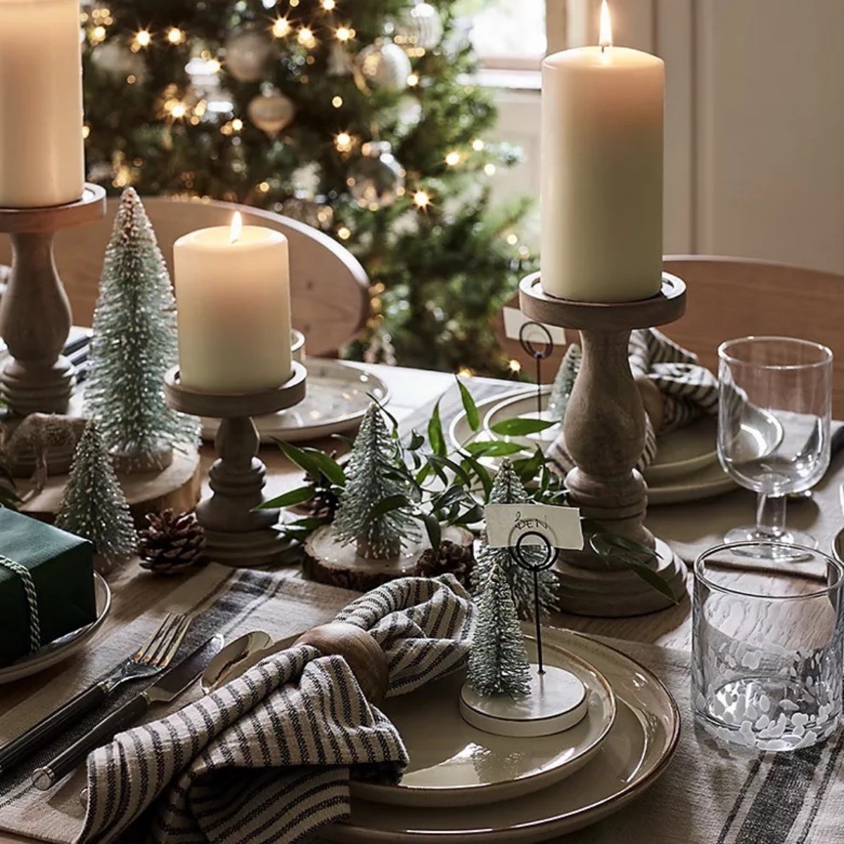 candele sul tavolo da pranzo segnaposto natalizio