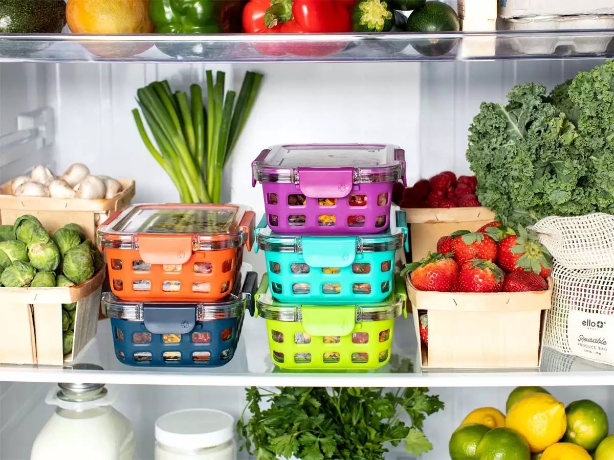 come disporre gli alimenti in frigo scatole con contenitori di vetro