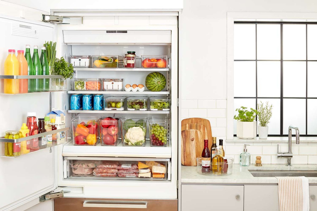 cucina con frigorifero grande finestra luminosa