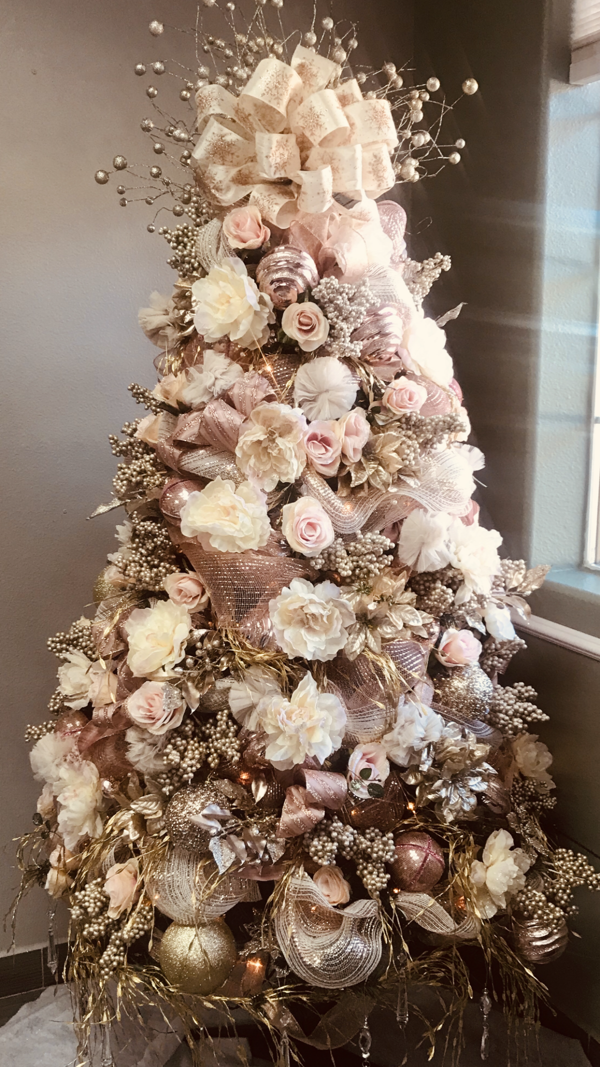 decorare albero natalizio con fiori finti stile shabby