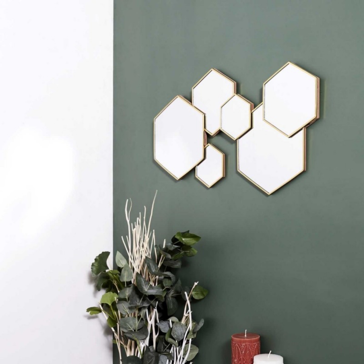 decorare una parete con gli specchi forma esagonale
