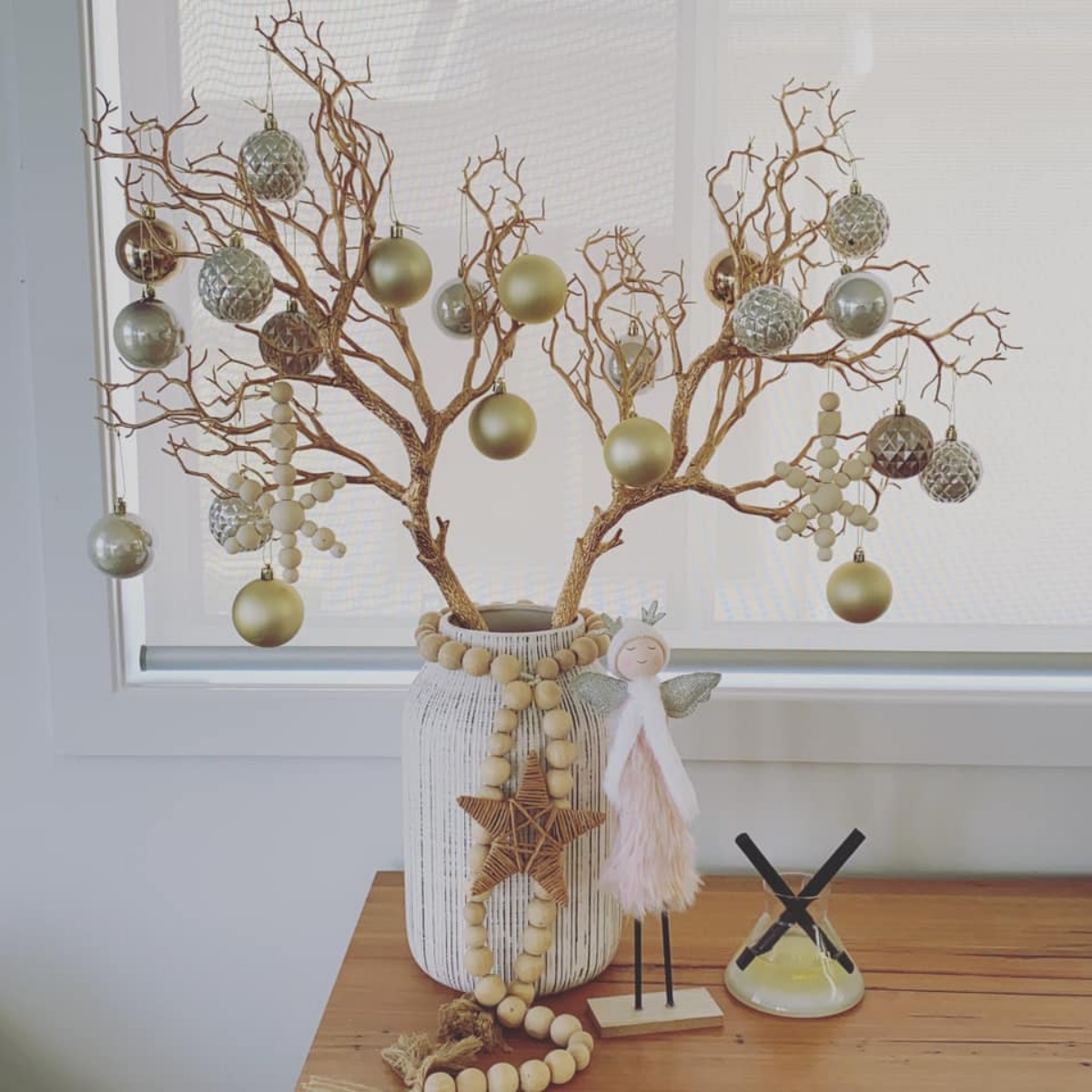 decorazioni con rami secchi albero di natale alternativo con palline