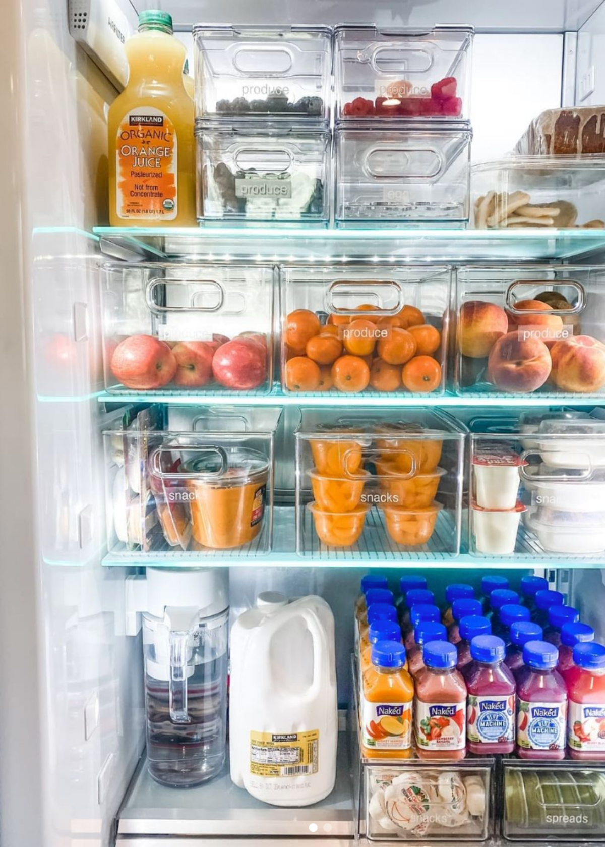 disporre gli snack sui ripiani del frigorifero