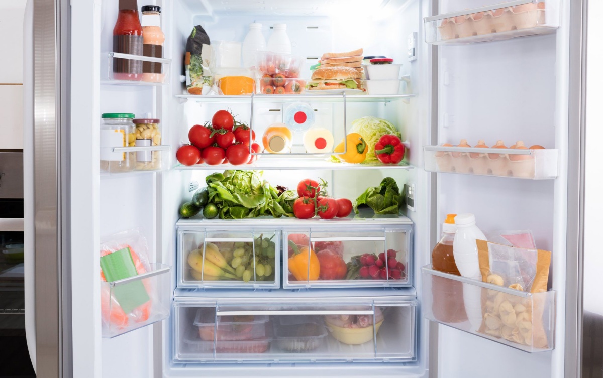 frutta e verdura sui ripiani del frigorifero