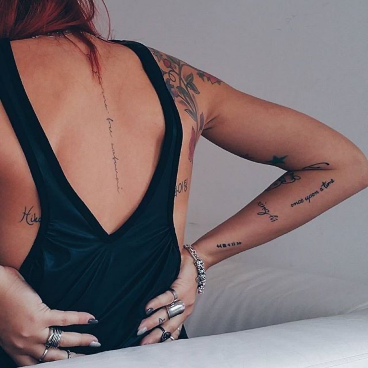 idee tatuaggi braccio donne con scritte