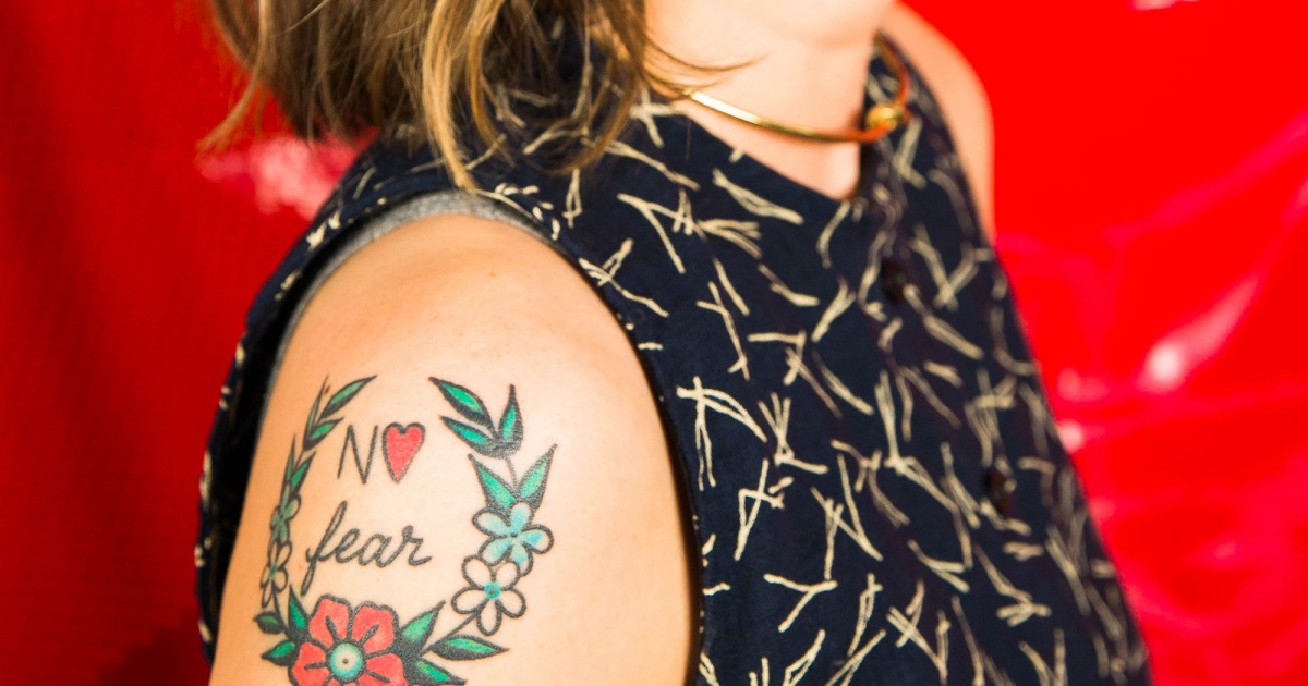 idee tatuaggi braccio donne disegno colorato