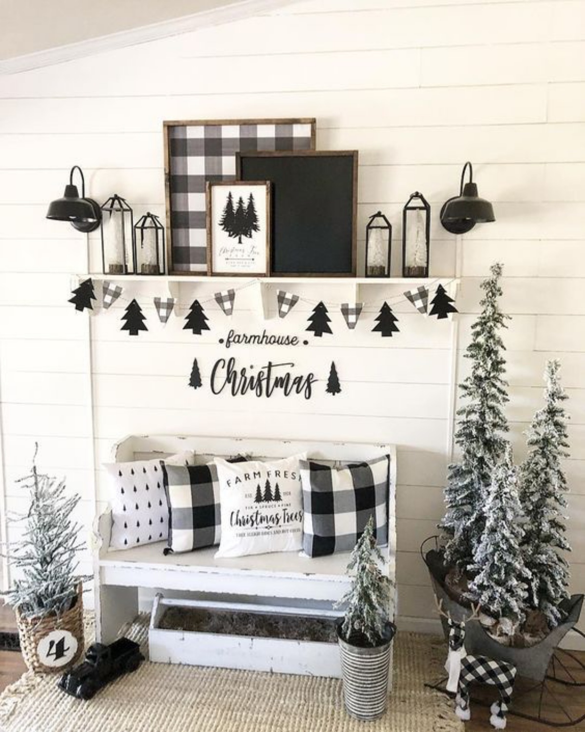 ingresso casa decorato con mini alberi natalizi black and white natale