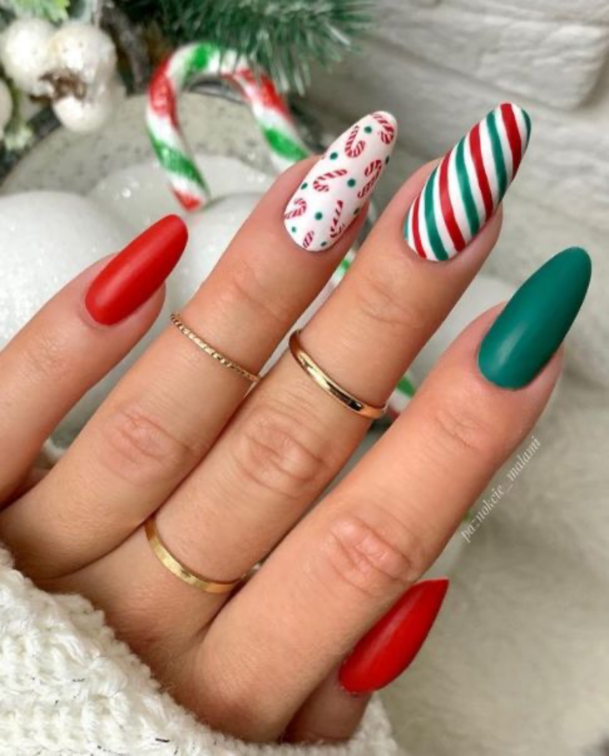 manicure con smalti opachi verde rosso disegni natalizi
