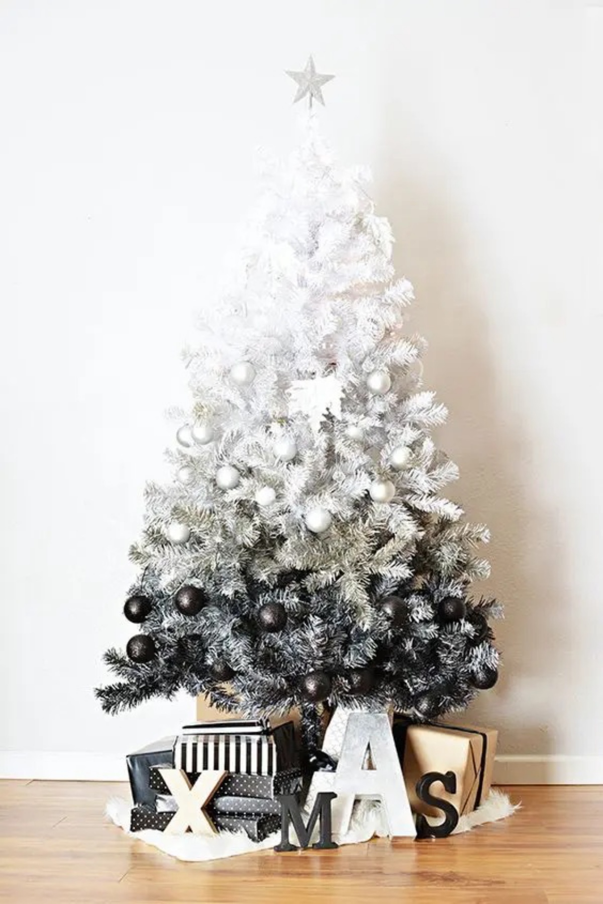 ombre albero di natale in bianco e nero pacchi regalo sotto