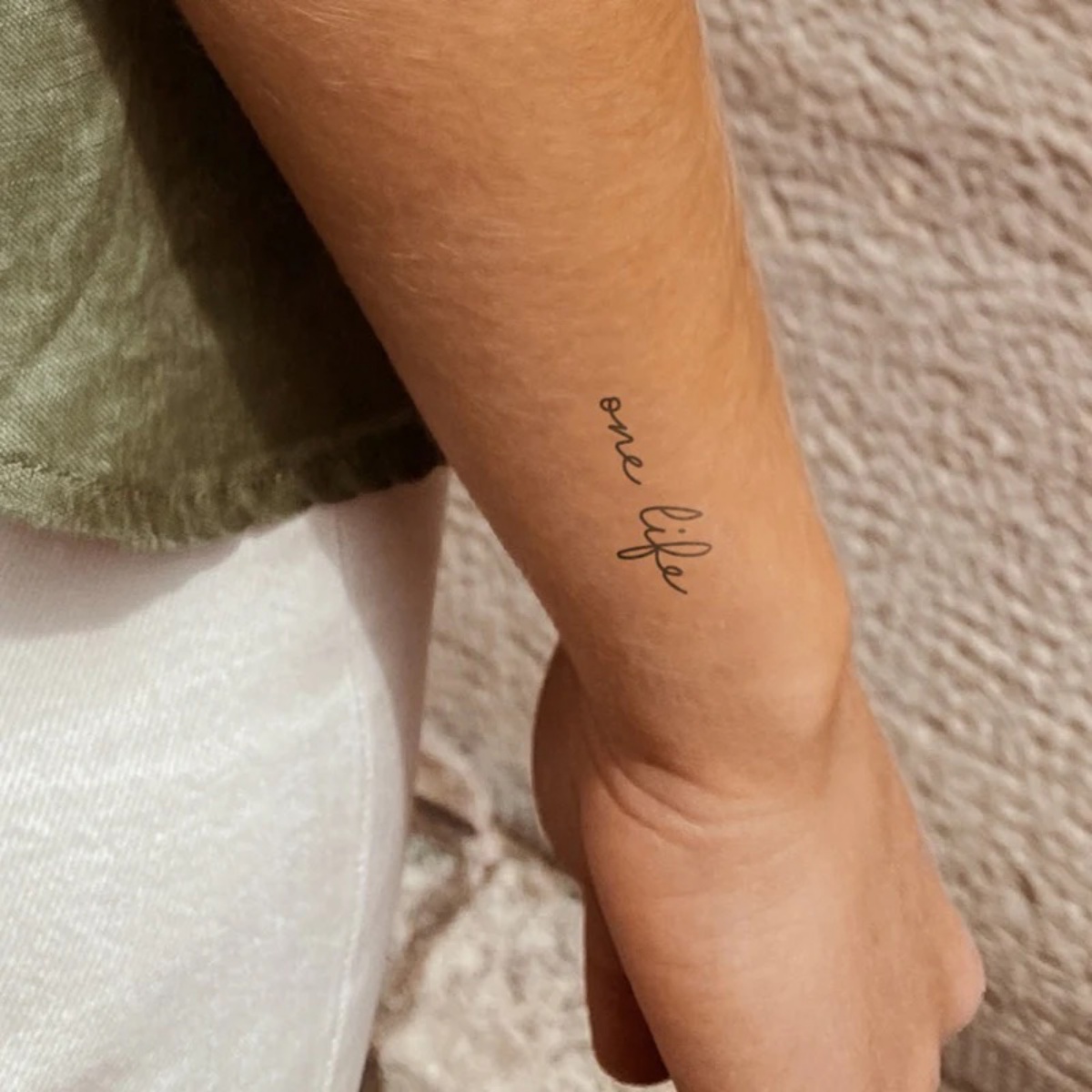 one life tattoo con scritta sul polso della mano
