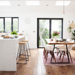 Open space cucina soggiorno rettangolare: organizzazione e idee di arredo