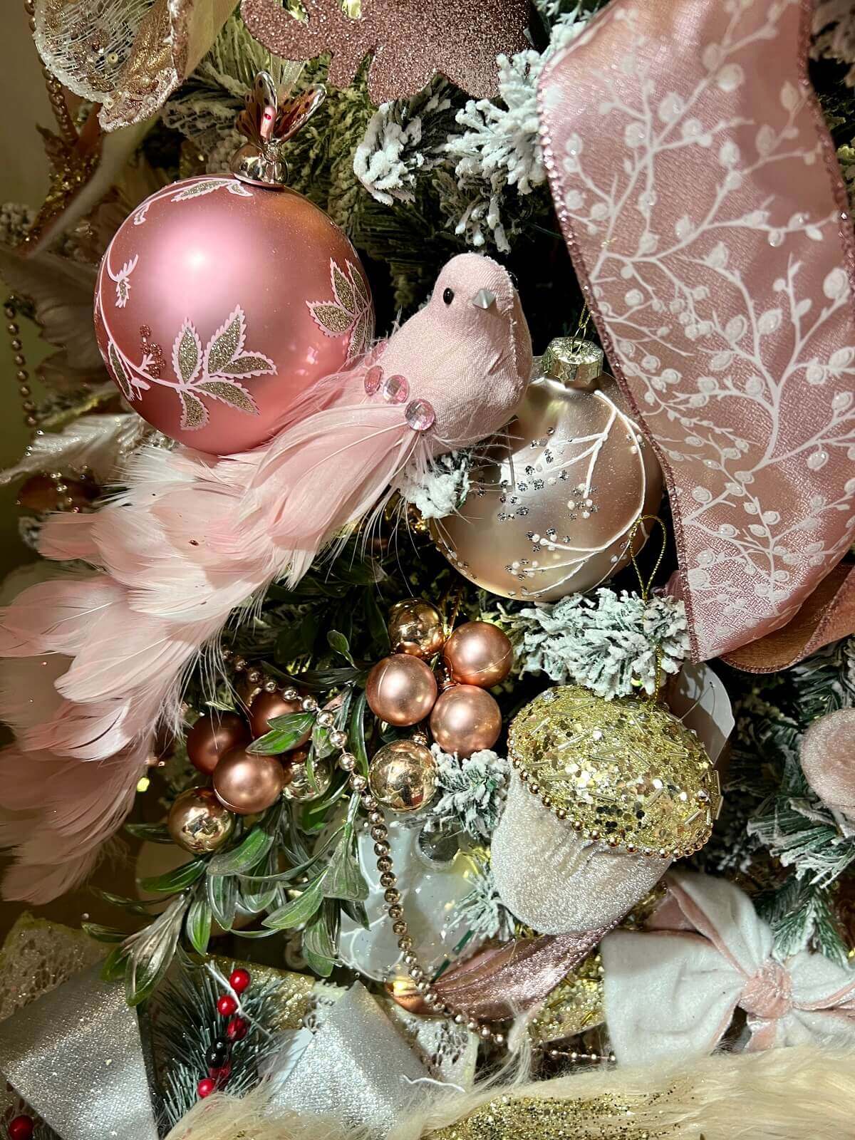ornamenti in raso di colore rosa blush decorazioni natalizie