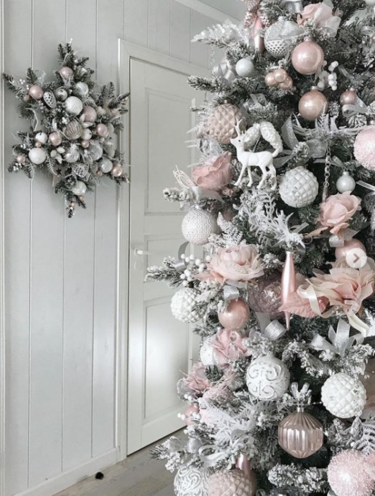 ornamenti natalizi con palline renne ghirlande