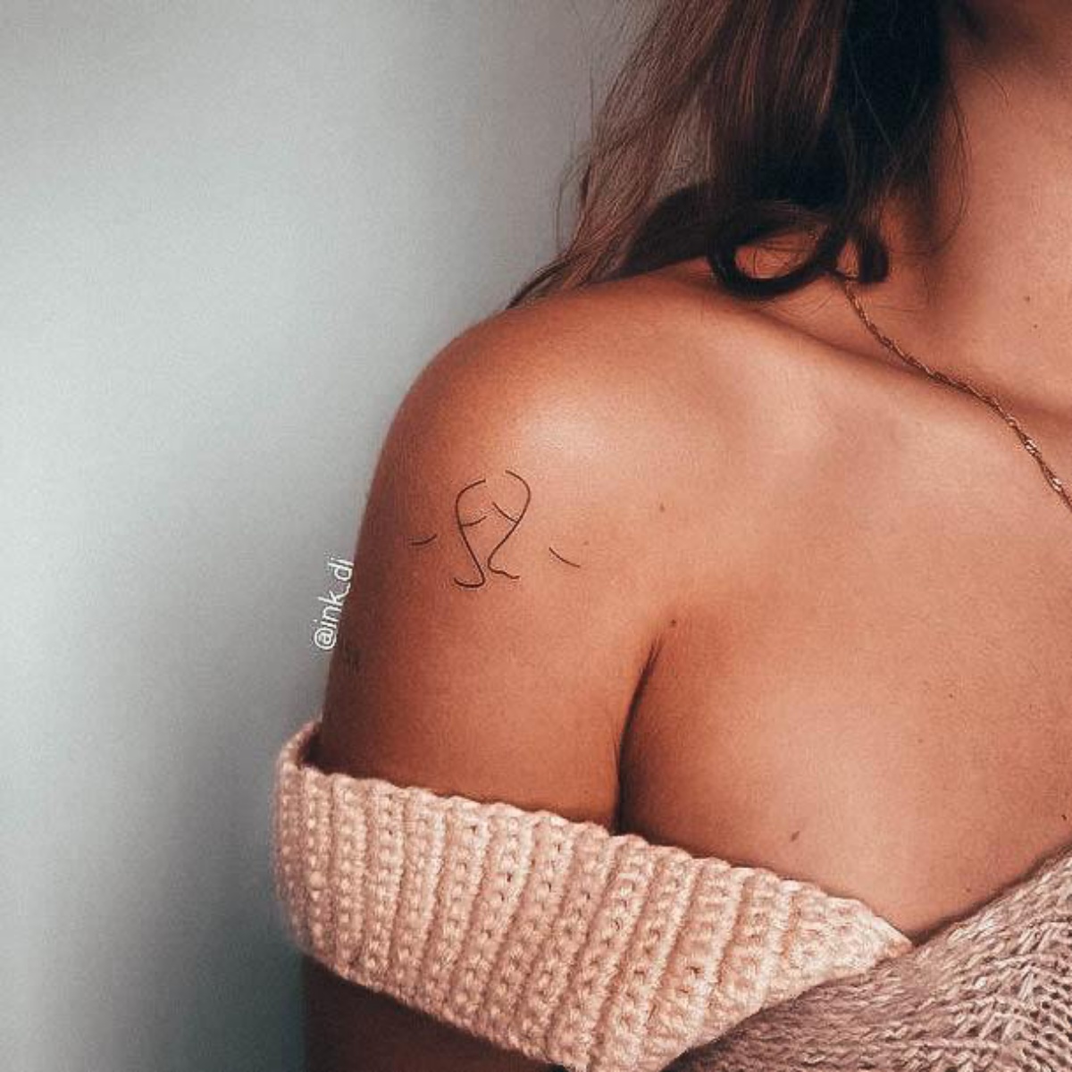 piccolo tatuaggio sul braccio di una donna tattoo spalla