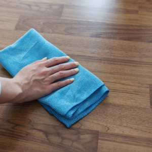 Pulire il parquet: fai brillare il pavimento di casa con due ingredienti