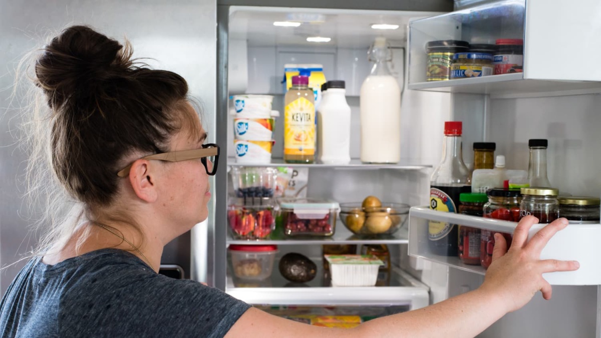 ripiani regolabili sulla porta del frigorifero