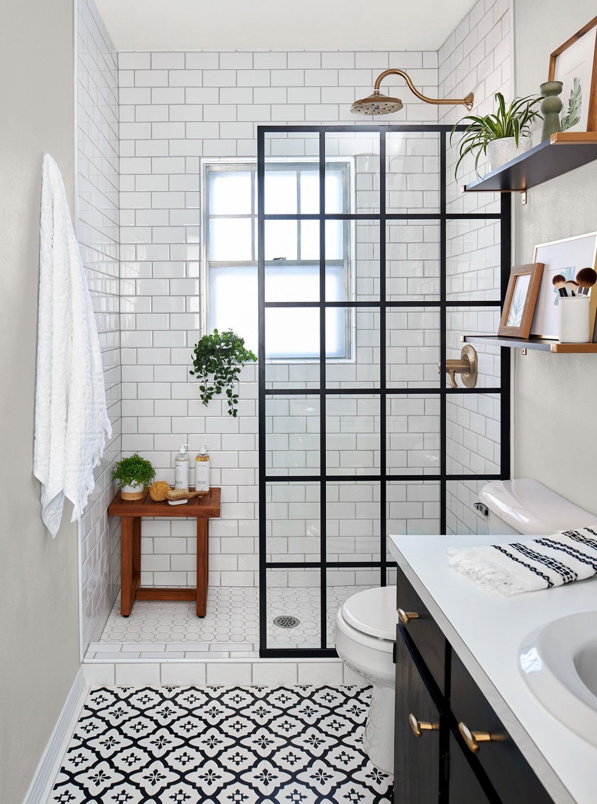 sala da bagno in bianco e nero box doccia in muratura