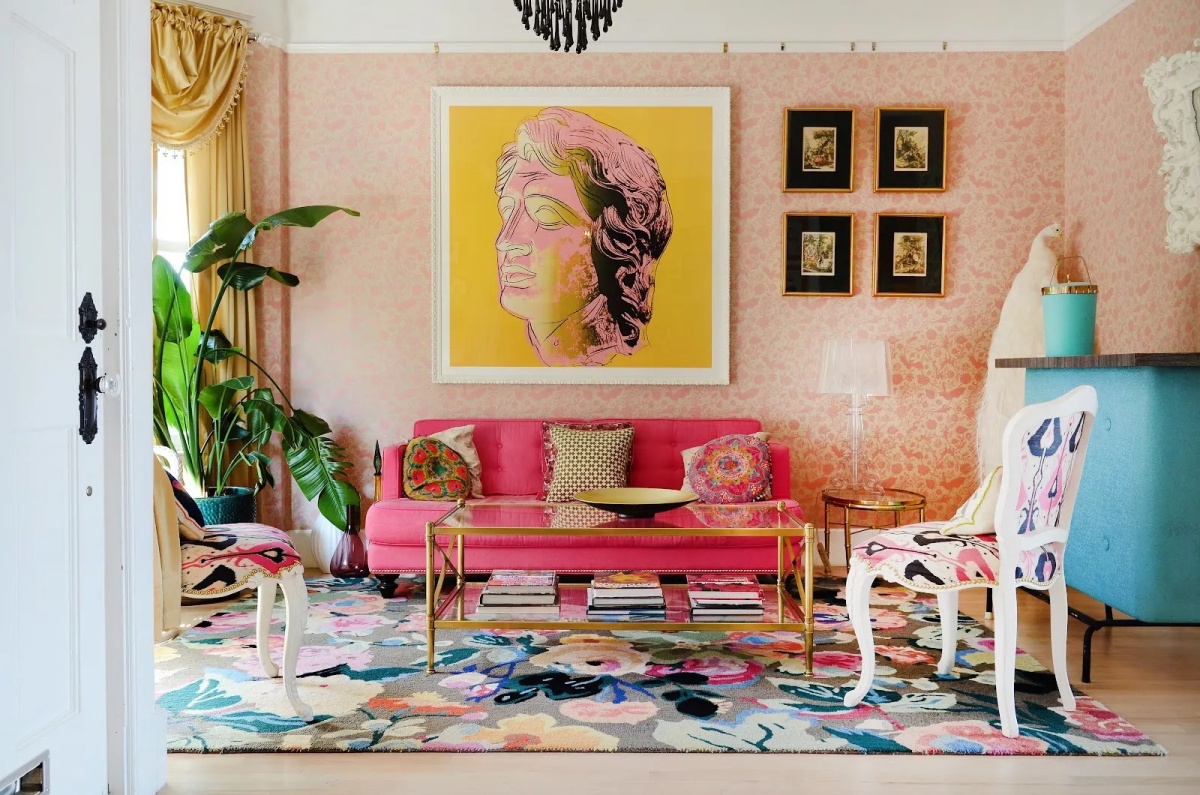 salotto con carta da parati divano rosa