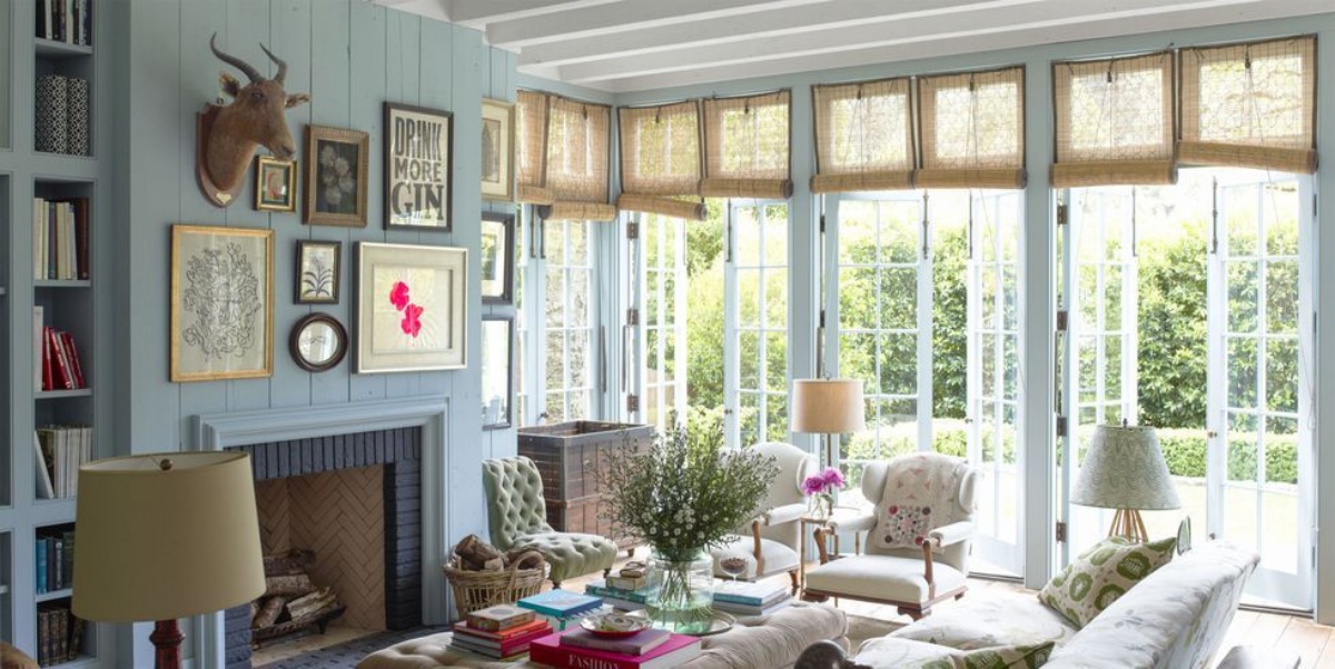 salotto con finestre parete rivestita in legno soggiorno con camino