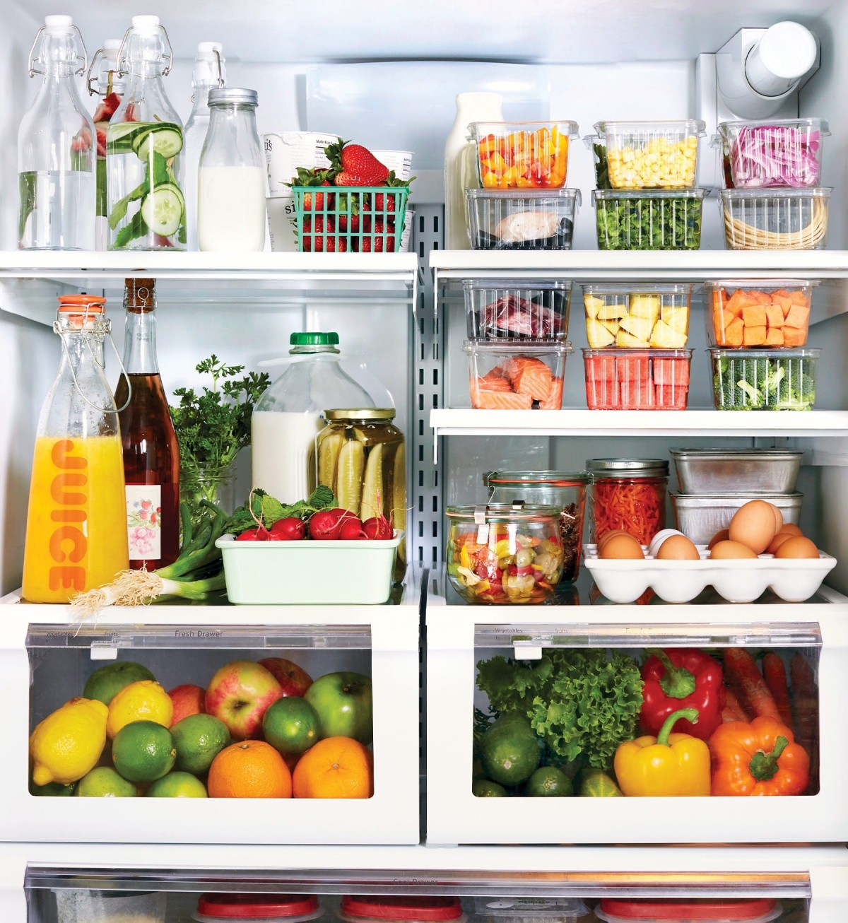 scaffali e contenitori frutta e verdura nel frigorifero