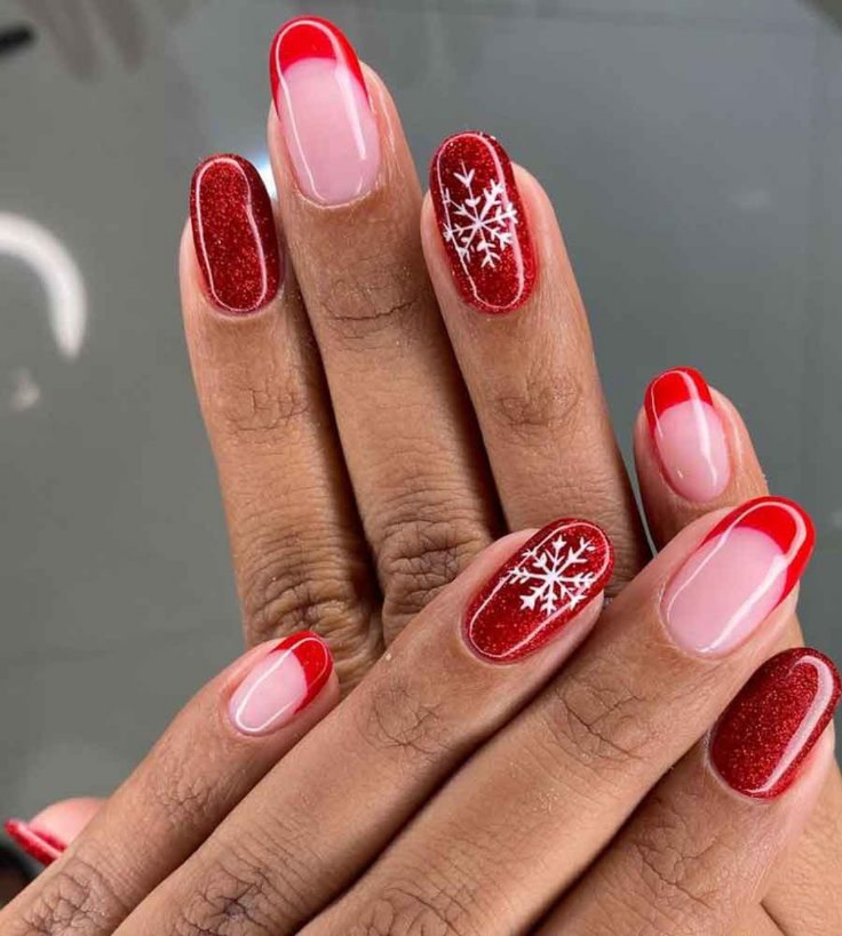 smalto rosso glitterato disegno fiocco di neve french manicure colorata