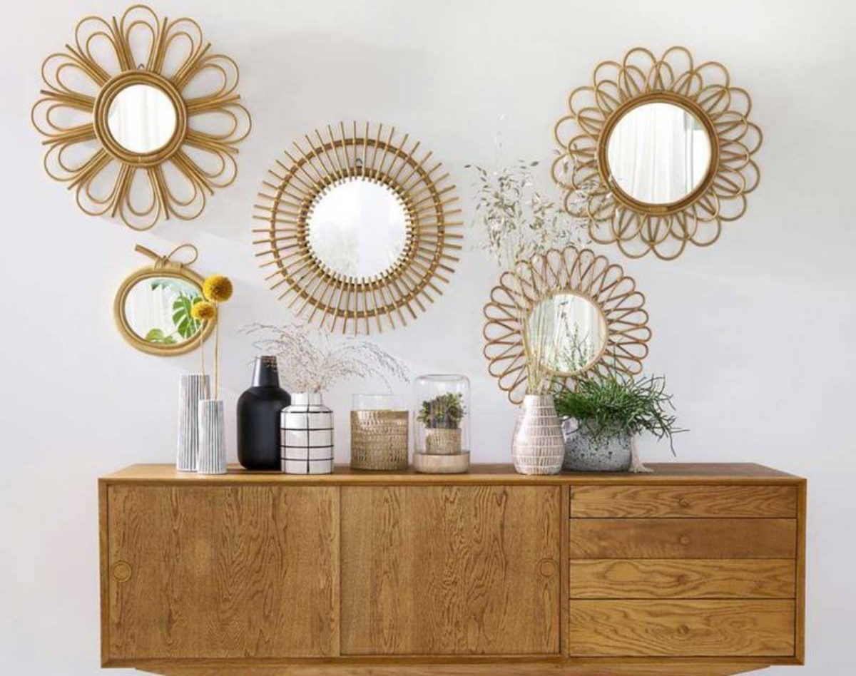 soggiorno con mobile buffet di legno decorare una parete con gli specchi